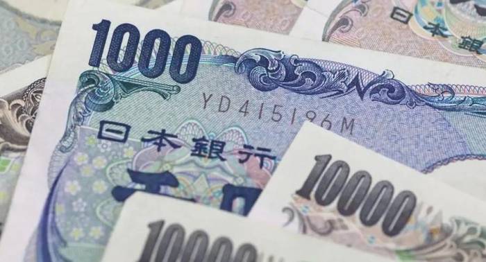 Yen Falls Below 160 as Japan Announces US Bond Sell-off